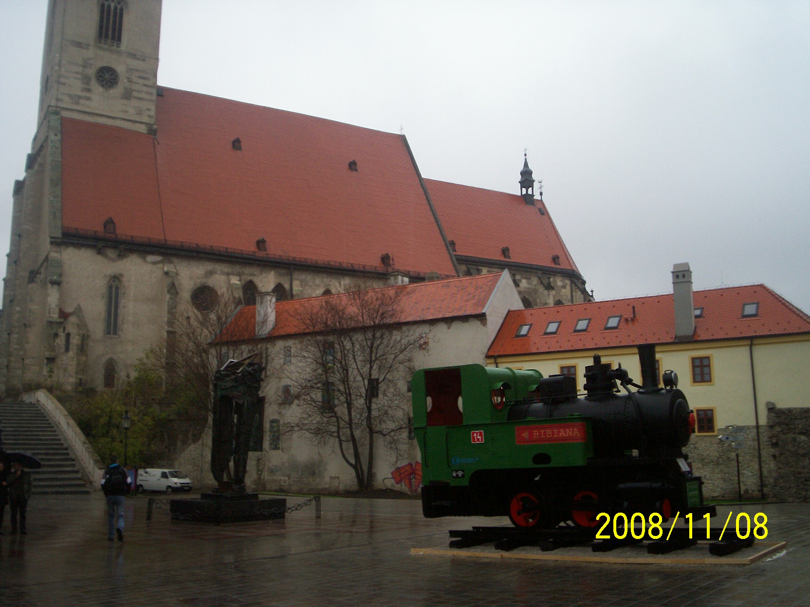 dom sv martina v pozady parnej mašinky vlačiku